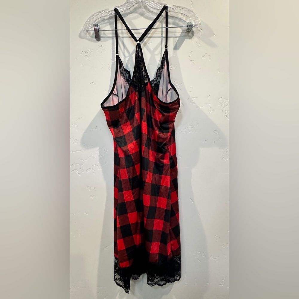 Elegant Red and Black Lace Chemise - Picture 4 of 9